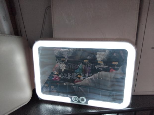 Rechargeable Cosmetic Mirror · Photo 2