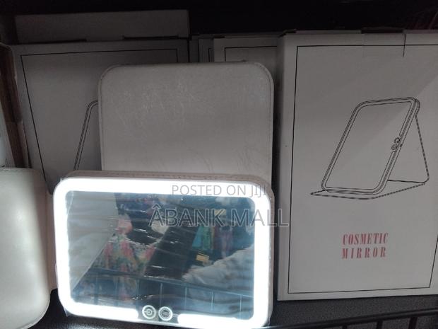 Rechargeable Cosmetic Mirror · Photo 3