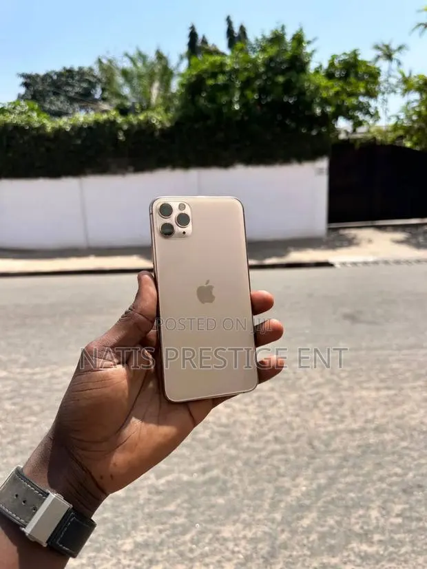 Apple iPhone 13 Pro Max 256 GB Gold · Photo 1