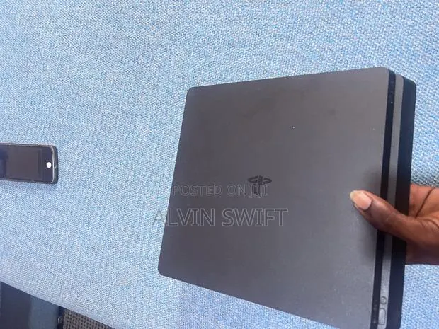 PS4 Slim 1TB · Photo 1