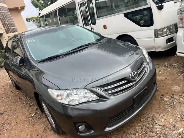 Toyota Corolla LE 4dr Sedan (1.8L 4cyl 4A) 2013 Gray · Photo 1