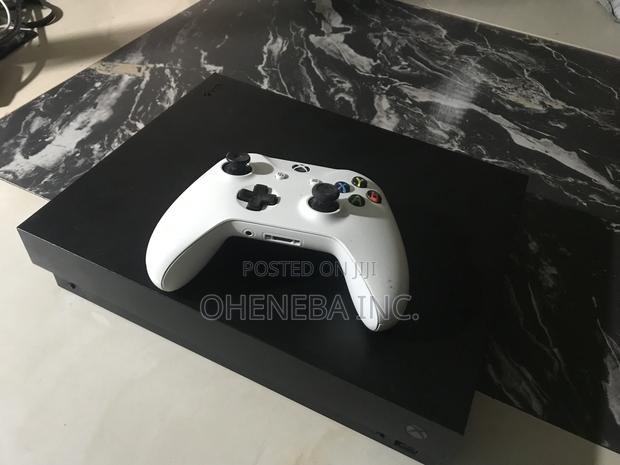 Xbox One X Console With 11 Games Installed + 1 Controller · Photo 1
