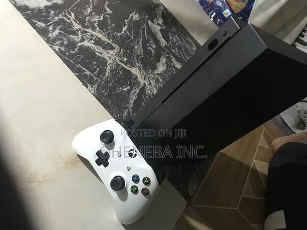 Xbox One X Console With 11 Games Installed + 1 Controller · Photo 6