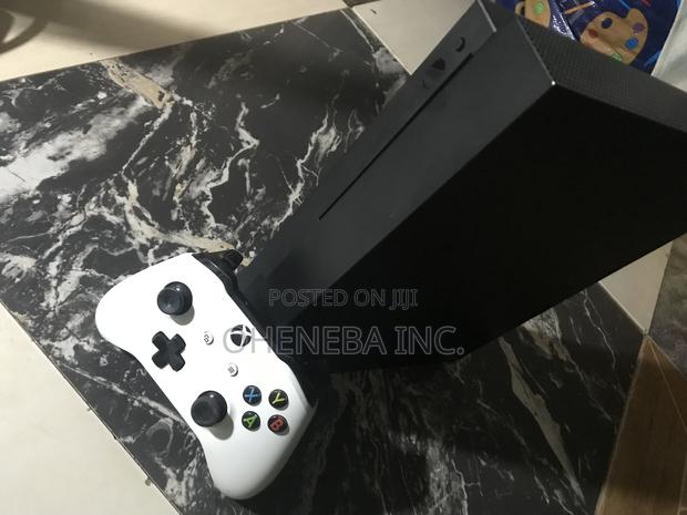 Xbox One X Console With 11 Games Installed + 1 Controller · Photo 5