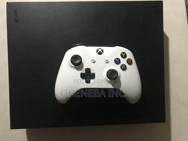 Xbox One X Console With 11 Games Installed + 1 Controller · Photo 2