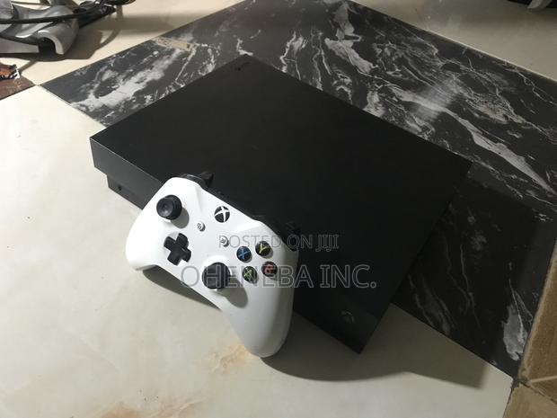 Xbox One X Console With 11 Games Installed + 1 Controller · Photo 3
