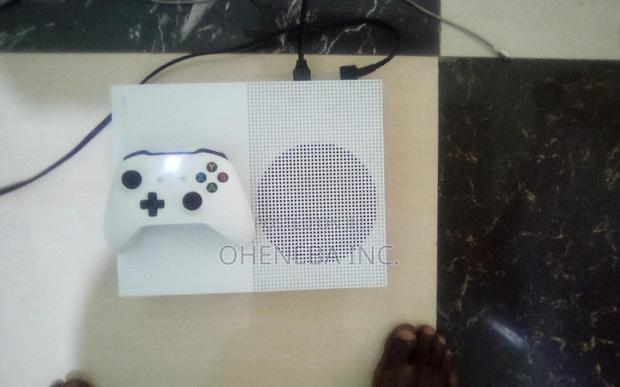 Xbox One S With 10 Games Installed + 1pad · Photo 3