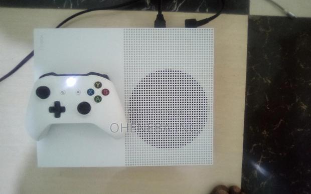 Xbox One S With 10 Games Installed + 1pad · Photo 4