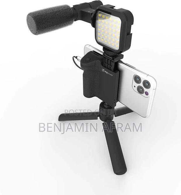 Phone Tripod With Microphone and Light · Photo 3