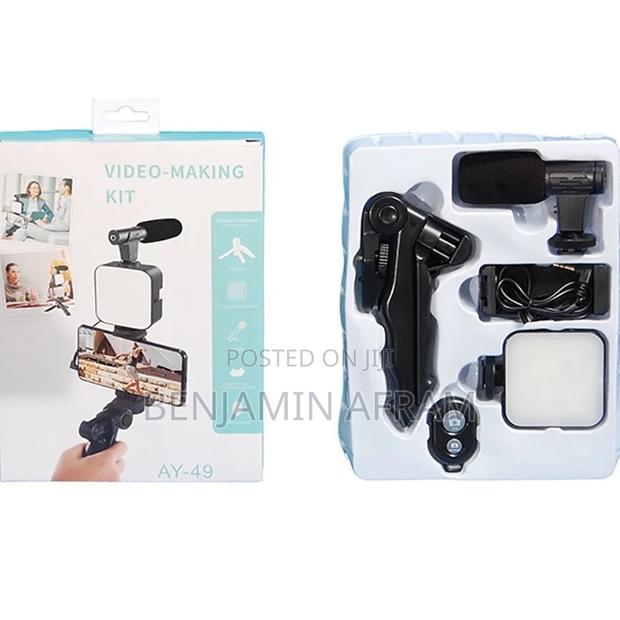 Phone Tripod With Microphone and Light · Photo 2