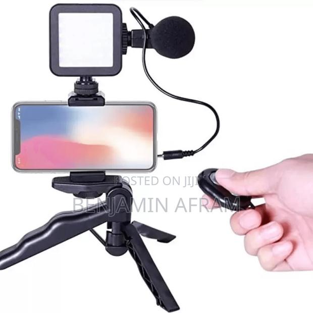 Phone Tripod With Microphone and Light · Photo 1