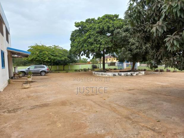 Strategic Located Building Suitable for Hospital C1 Tema · Photo 2