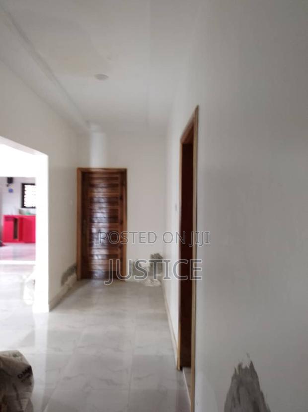Strategic Located Building Suitable for Hospital C1 Tema · Photo 3