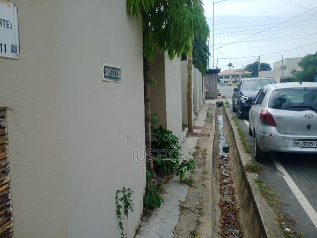 Strategic Located Building Suitable for Hospital C1 Tema · Photo 5