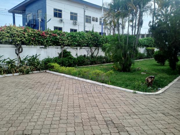 Strategic Located Building Suitable for Hospital C1 Tema · Photo 7