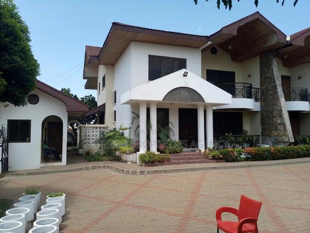 7bdrm House in Com18, Sakumono for sale · Photo 2