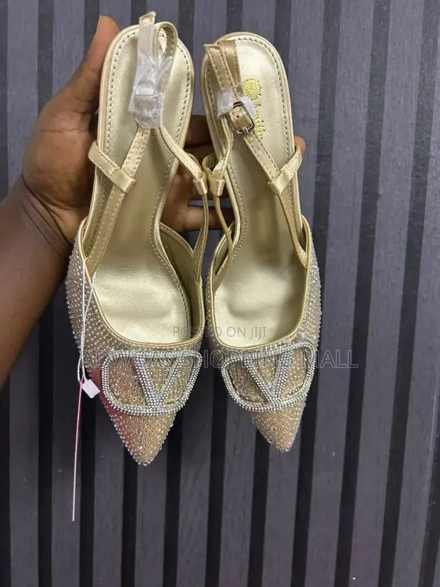 Gold Close Toes Heel · Photo 1