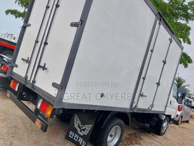 Hyundai Mighty Container · Photo 8