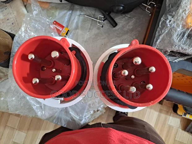 32A Industrial Plug · Photo 2