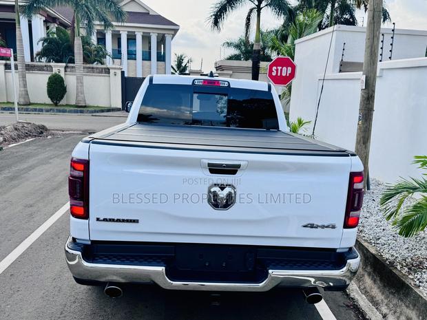 Dodge RAM 1500 3.6 Petrol AWD 2022 White · Photo 3