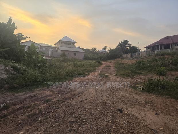 A Plot in Town at Atimatim-Essen for Sale. · Photo 3