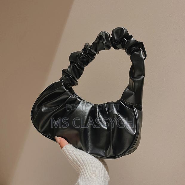 Solid Colors Cloud Pleated Bag Simple Women's Armpit Bag · Photo 1