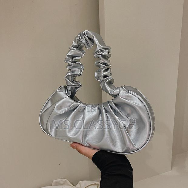 Solid Colors Cloud Pleated Bag Simple Women's Armpit Bag · Photo 2
