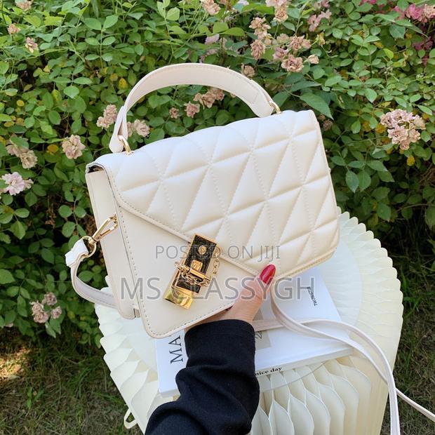 Retro Solid Color Rhombus Simple Fashion Embossed Crossbody · Photo 2