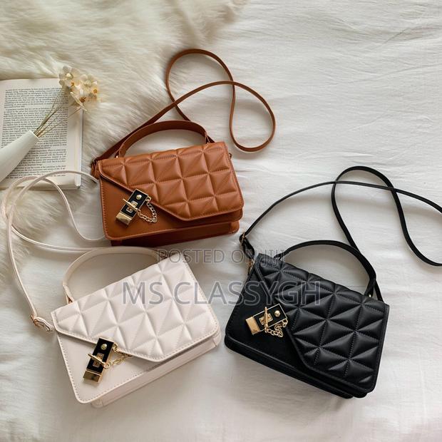 Retro Solid Color Rhombus Simple Fashion Embossed Crossbody · Photo 1