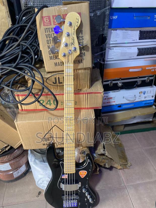Fender Jazz Bass Active Guitar - Black · Photo 1