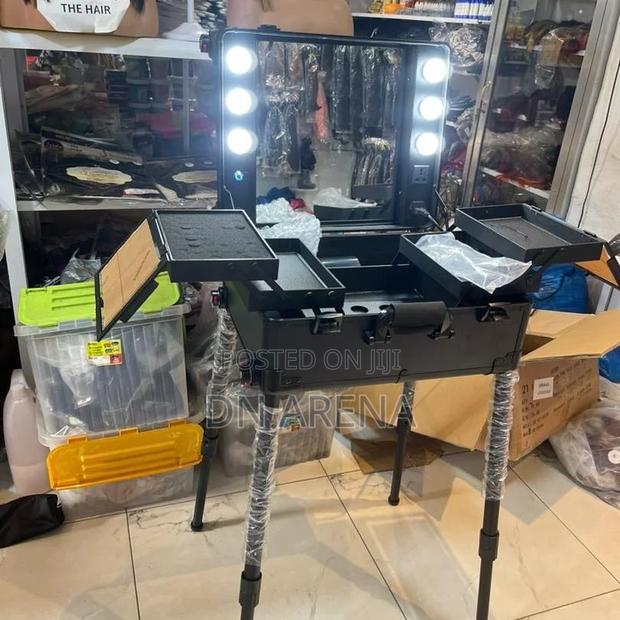 Aluminum Trolley Makeup Train Case With Lights and Wheels · Photo 1