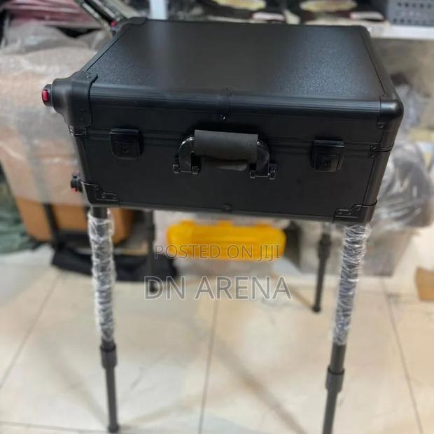 Aluminum Trolley Makeup Train Case With Lights and Wheels · Photo 2