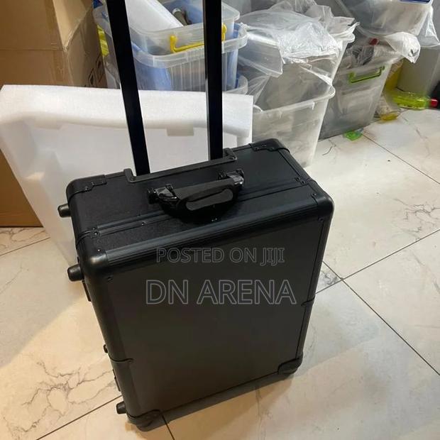 Aluminum Trolley Makeup Train Case With Lights and Wheels · Photo 3