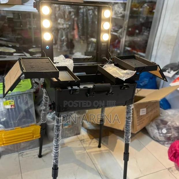 Aluminum Trolley Makeup Train Case With Lights and Wheels · Photo 4