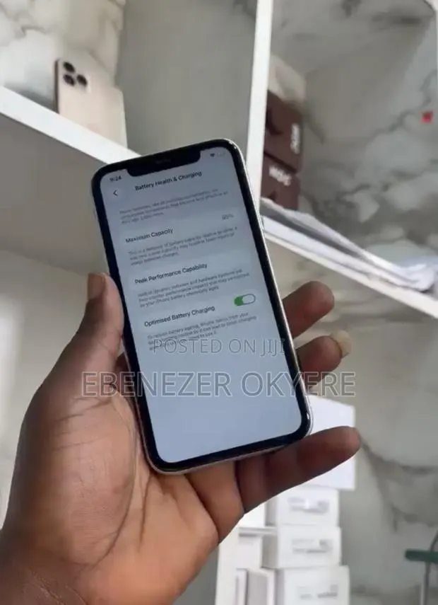 Apple iPhone 11 256 GB White · Photo 1