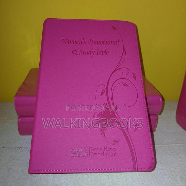 Women's Devotional Study Bible Good News · Photo 1
