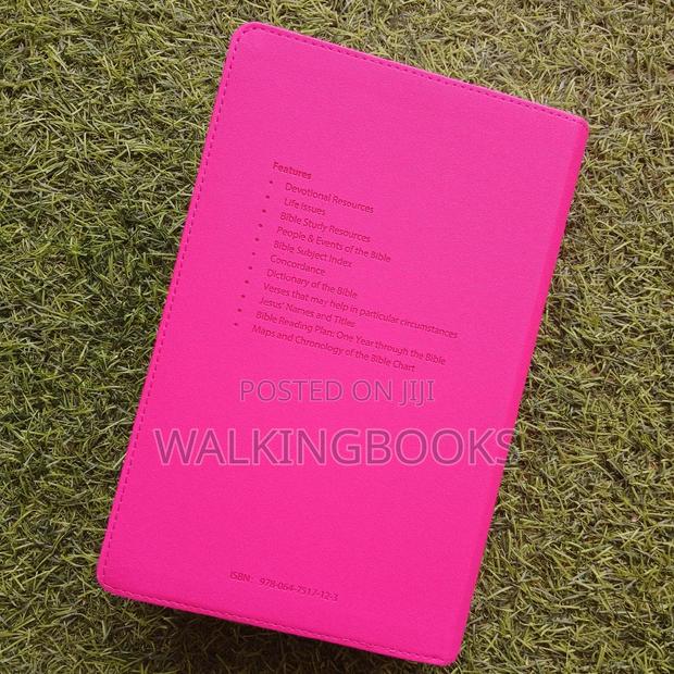 Women's Devotional Study Bible Good News · Photo 2
