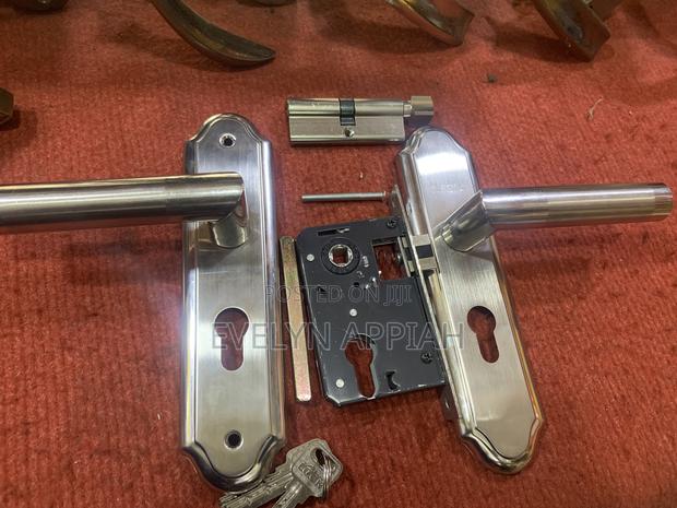 China Flush Door Toilet Lock · Photo 4