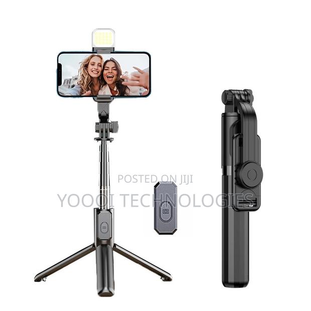 Bluetooth Remote Selfie Stick · Photo 1