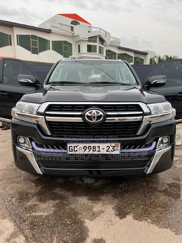 Toyota Land Cruiser V8 (7 Seater) · Photo 1