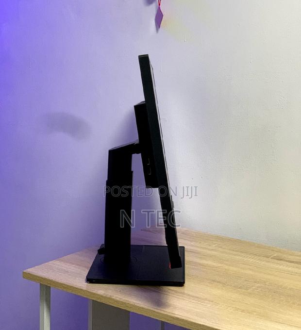 32 Inches Lenovo QHD Monitor With USB Type-C () · Photo 3