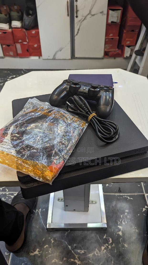 Uk Used Playstation 4 Slim With 8 Games at a Cheap Price · Photo 2
