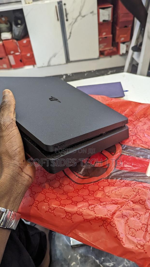 Uk Used Playstation 4 Slim With 8 Games at a Cheap Price · Photo 3
