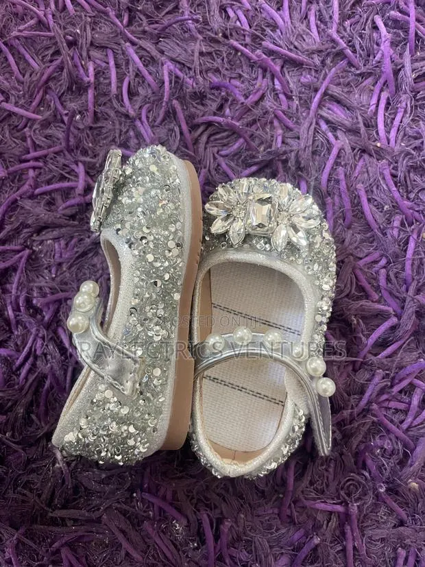UK Girl Kids Shoes · Photo 1