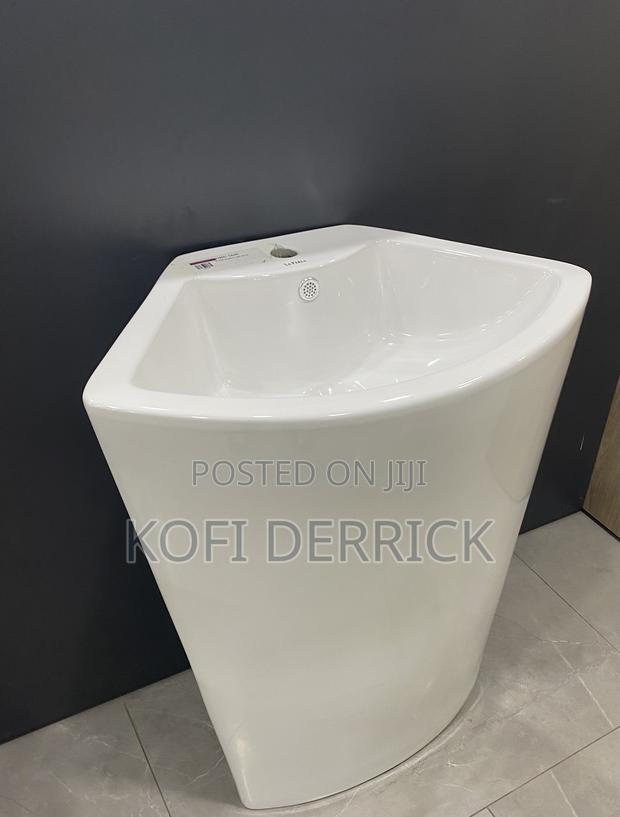 Freestanding Bathroom Basin · Photo 3