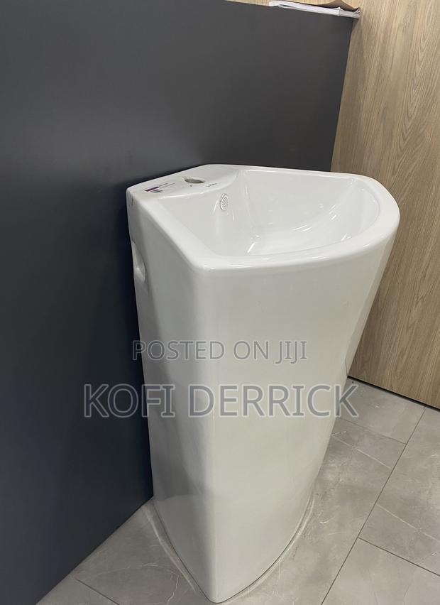 Freestanding Bathroom Basin · Photo 2