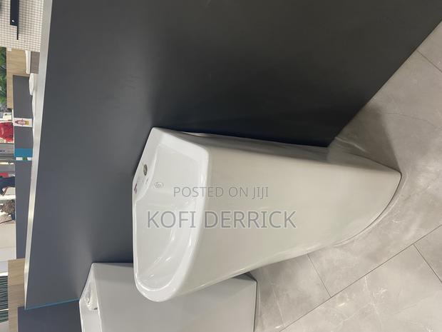 Freestanding Bathroom Basin · Photo 1
