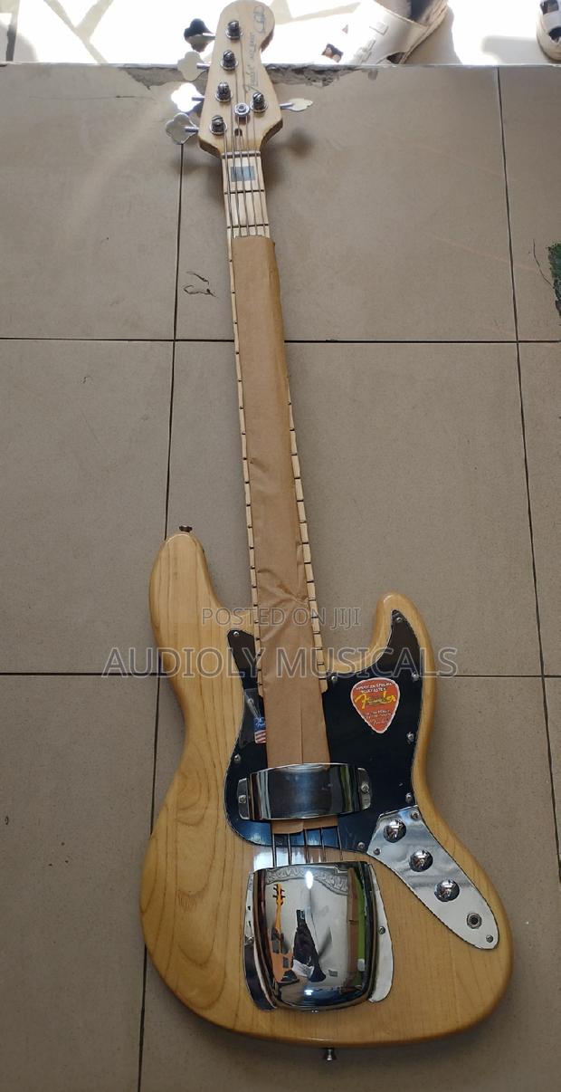 Fender Passive Bass Guitar · Photo 1