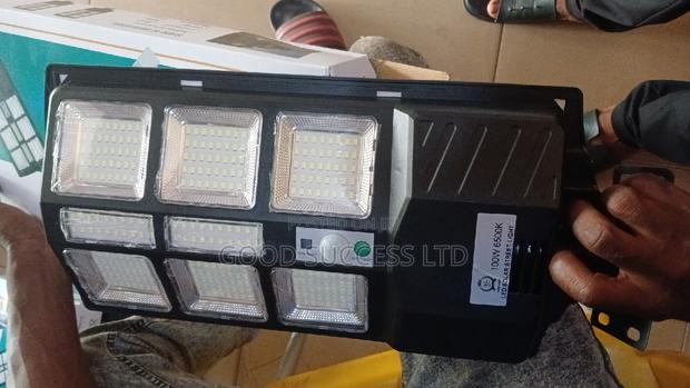 100w Solar Street Light + Remote Control Sensor · Photo 3