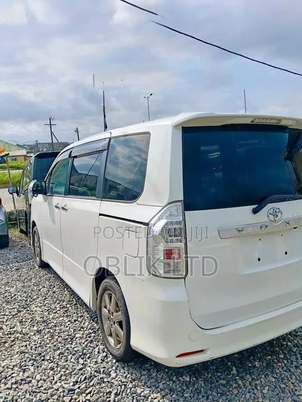 Toyota Voxy 2010 Gray · Photo 7
